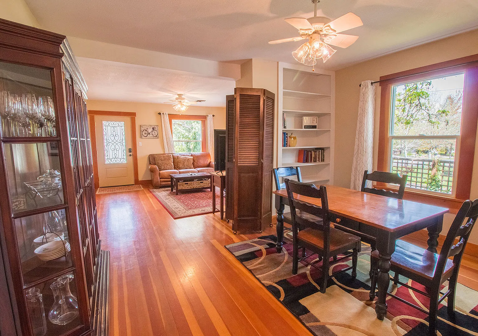 Zara's Cottage: Fully Furnished, blocks to downtown Jacksonville, Garage $300 Utility Fee — Photo 2