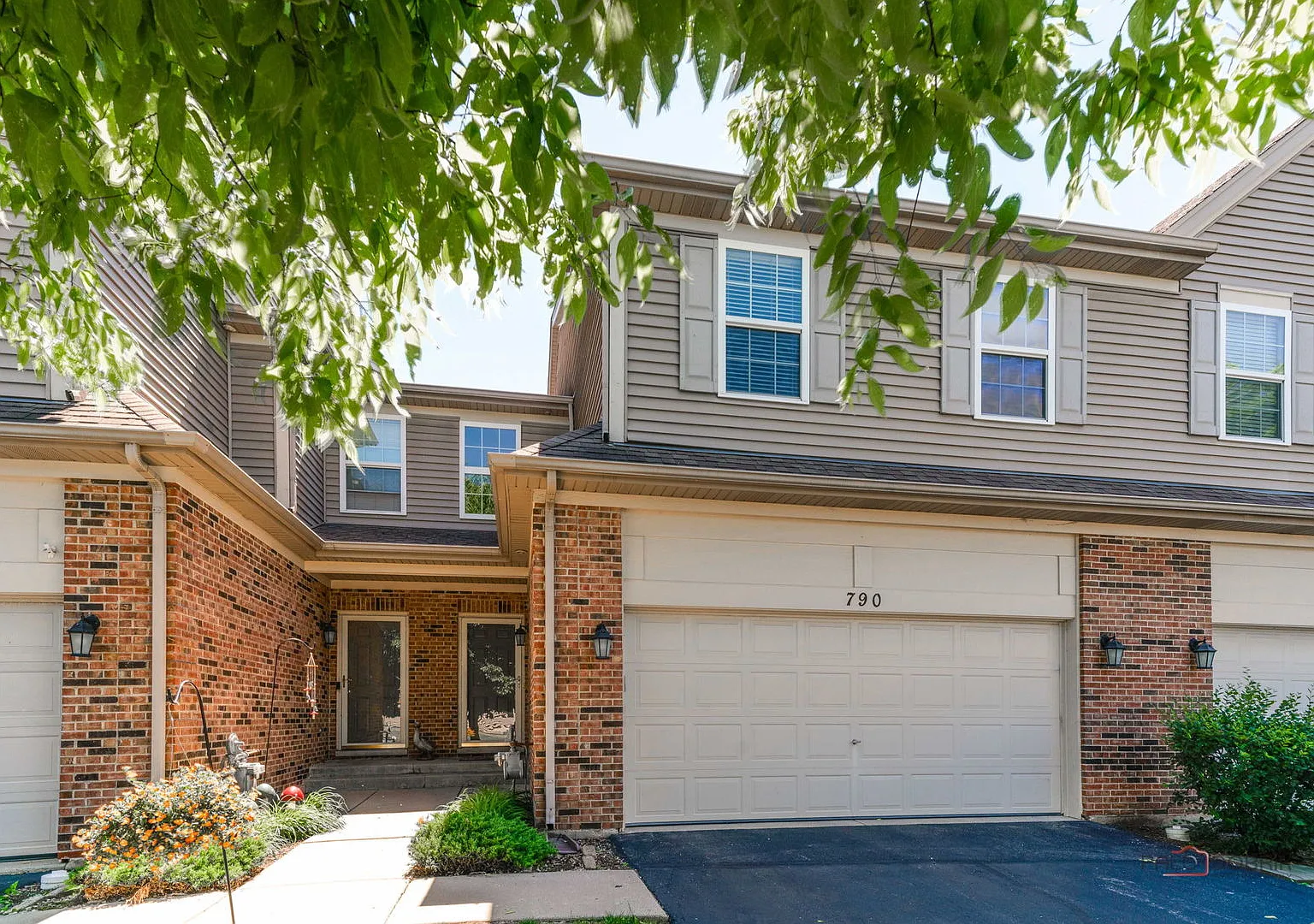 3 bed, 2.5 bath, 2013 sqft, $2,800 — Photo 2