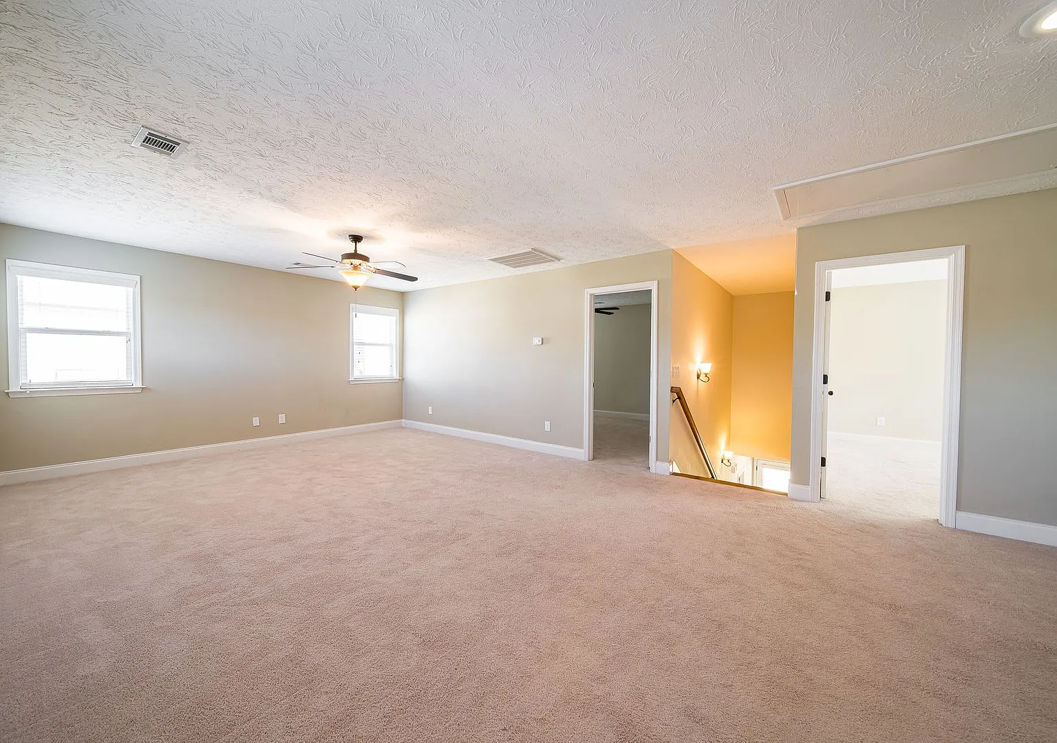 4BR/2.5 baths home in North Columbus! — Photo 2