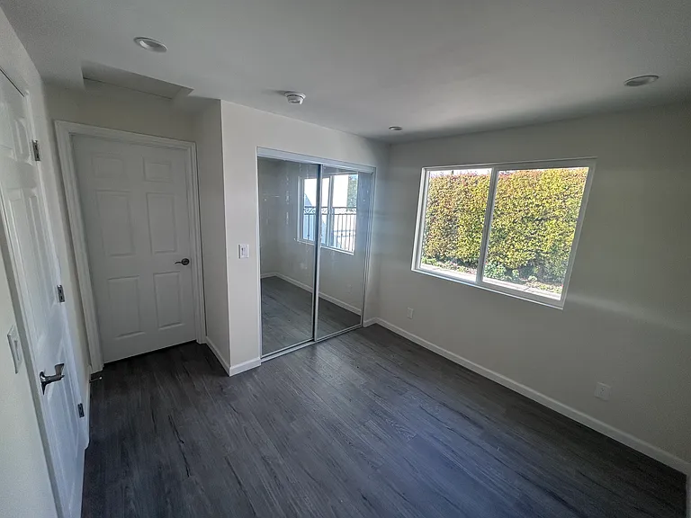 19611 Gault St — Photo 5