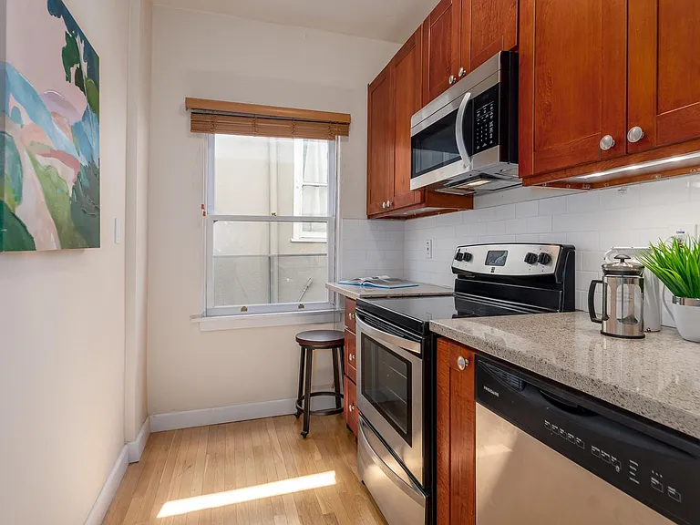2124 P St #5 — Photo 16