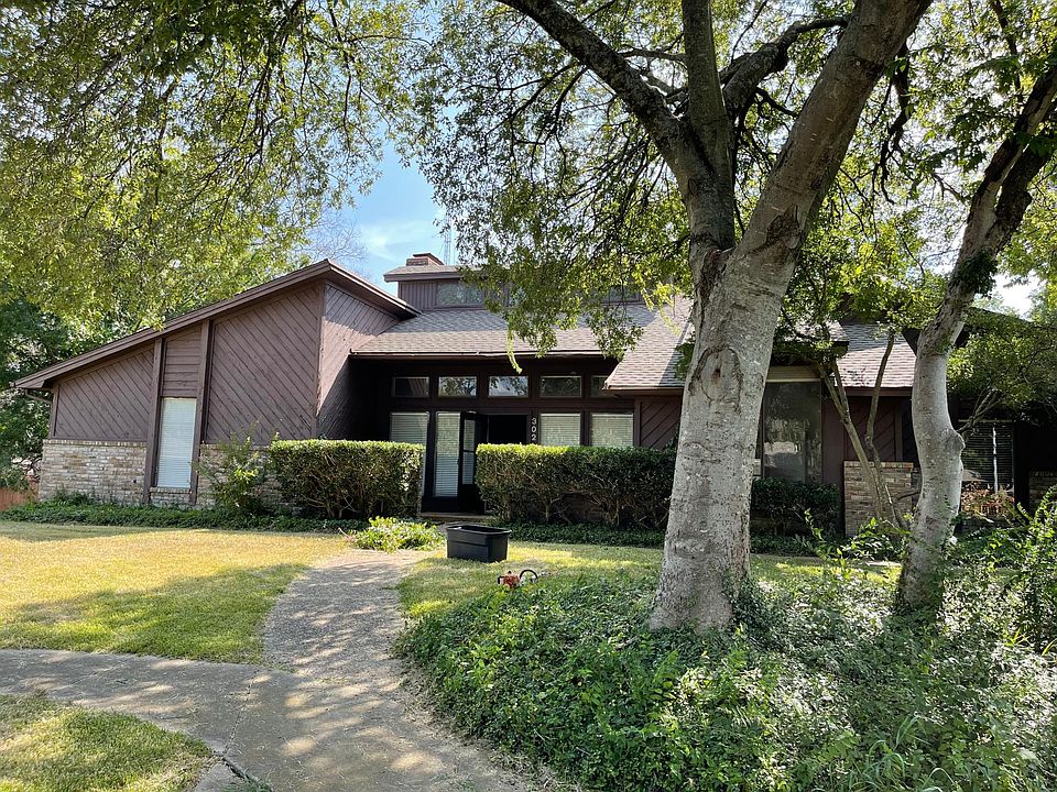 1st image of 302 Woodhollow Ct