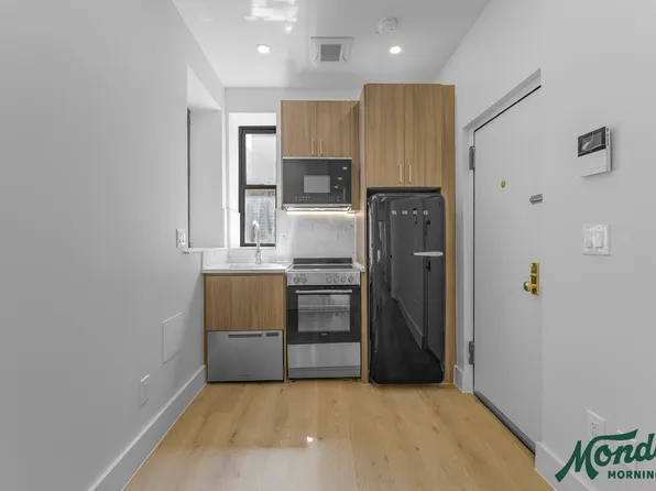 255 West 15th Street image 2 of 10