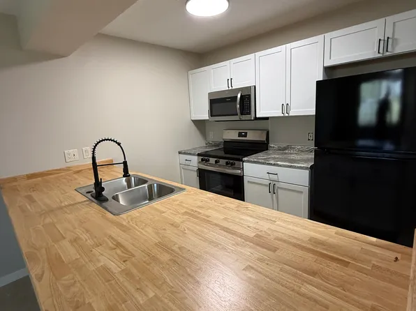 70 Circle Dr APT 2, North Liberty, IA 52317