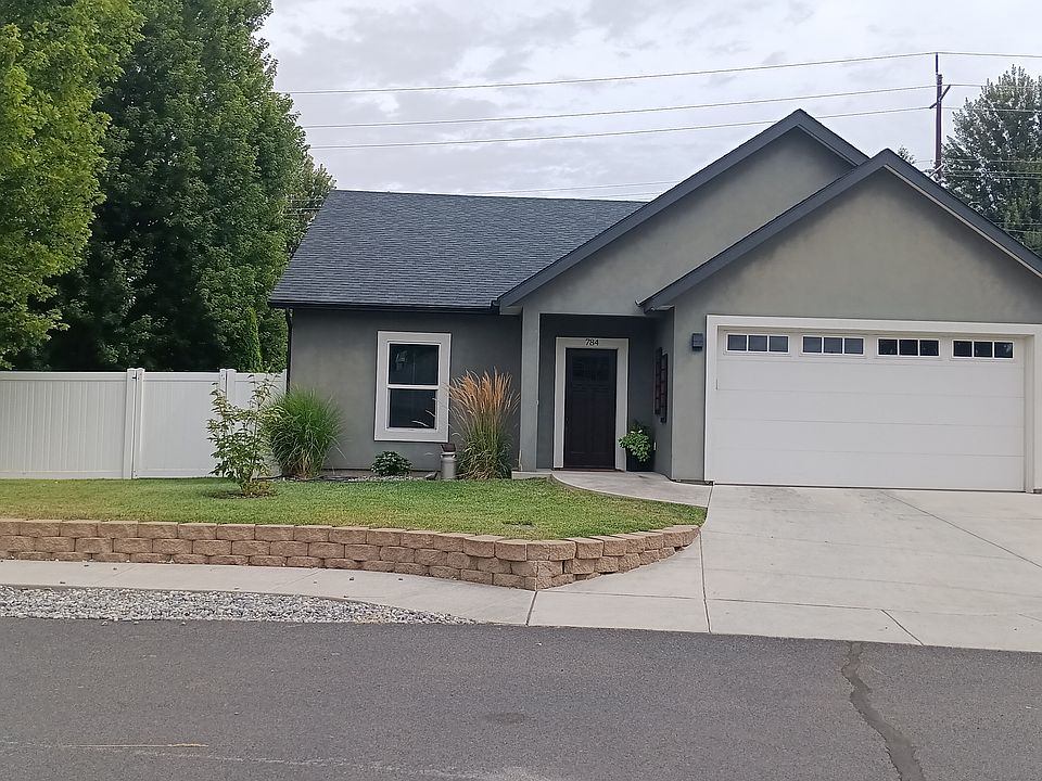 2nd image of 784 SE Bedford Loop