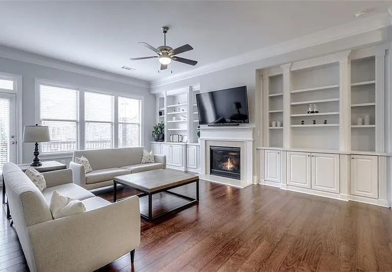 453 Alderwood St — Photo 1