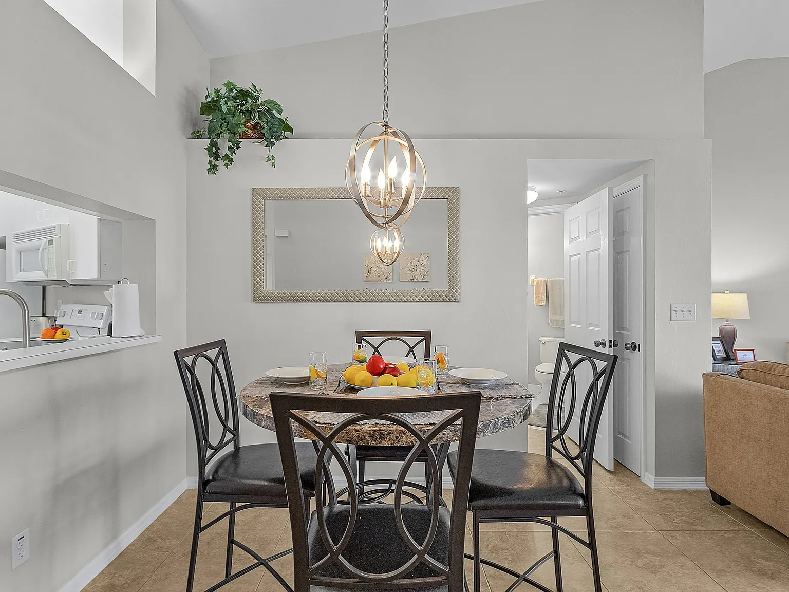 Gorgeous Lakeview Condo in Gateway — Photo 3