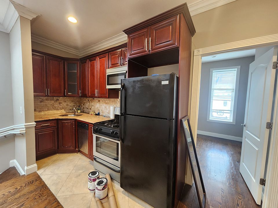 1st image of 158 Hart St #3