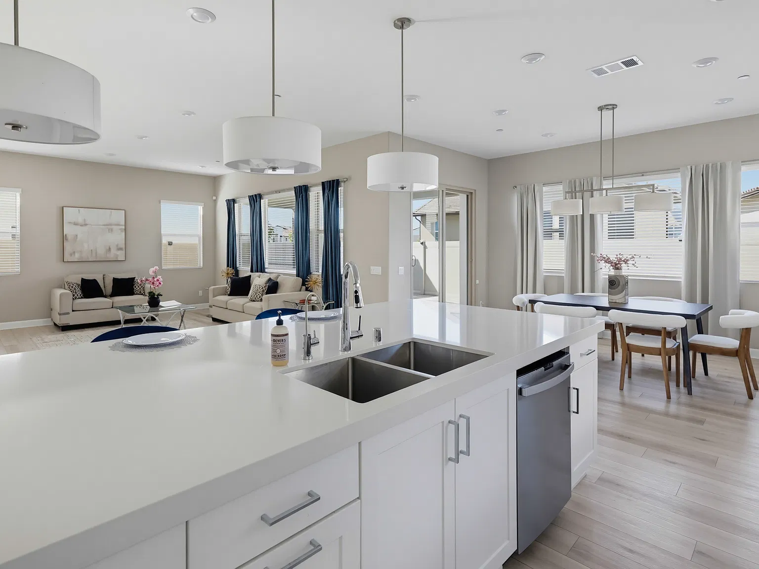 5 bed, 3500 sqft, $6,900 — Photo 3