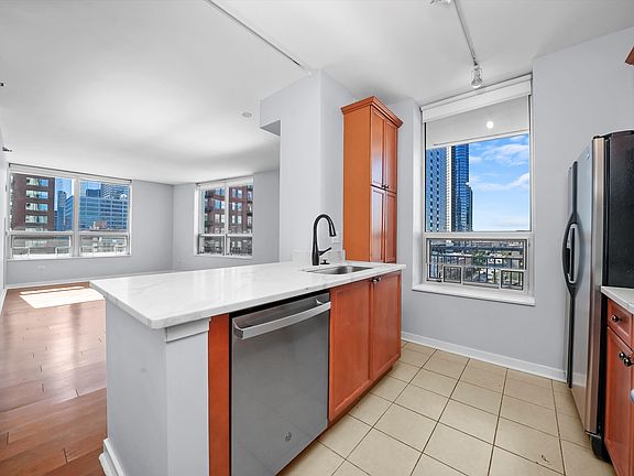 5th image of 330 W Grand Ave #900