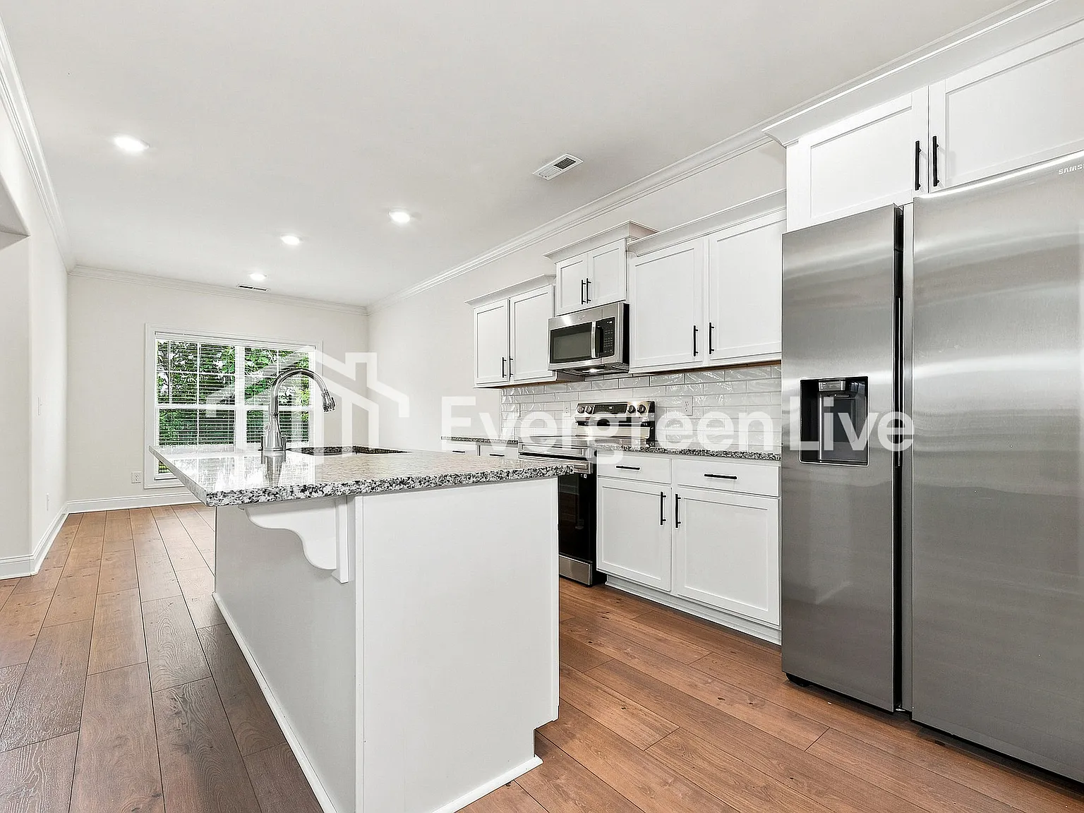4 bed, 2.5 bath, 1924 sqft, $2,145 — Photo 4