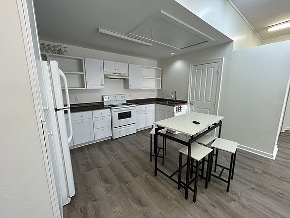 2nd image of 6620 Burgundy St #2