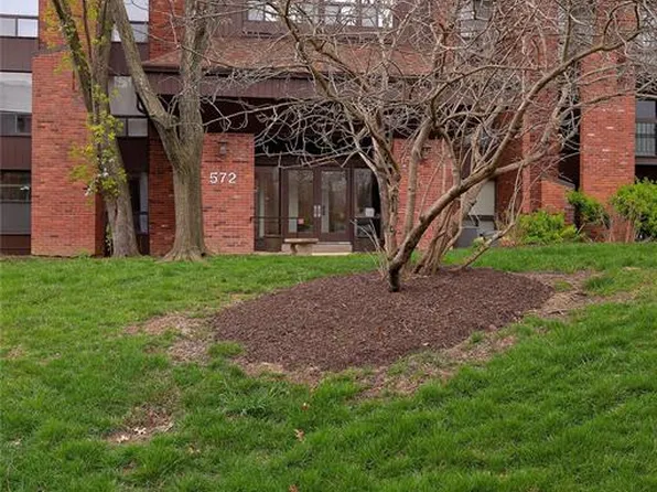 572 Coeur De Royale Dr APT 108, Saint Louis, MO 63141