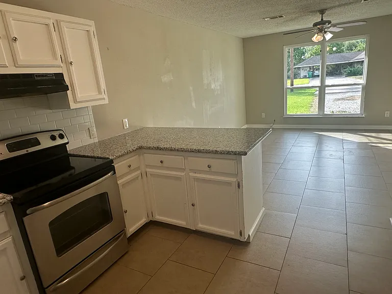 940 Robbie St #A — Photo 3