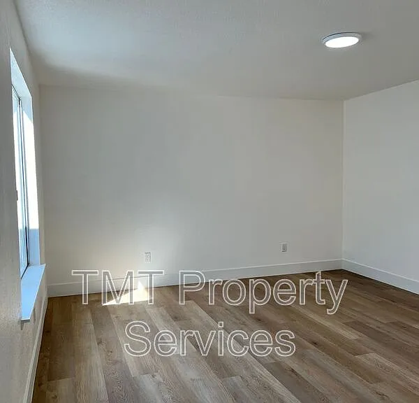 610 E Newlove Dr #I — Photo 9