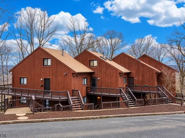 2 Davos Dr, Vernon, NJ 07462