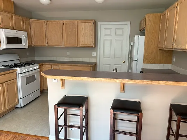 2 bed, 1300 sqft, $1,800 — Photo 4