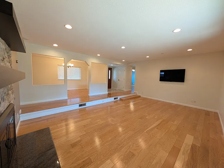 Living room facing towards bedrooms.