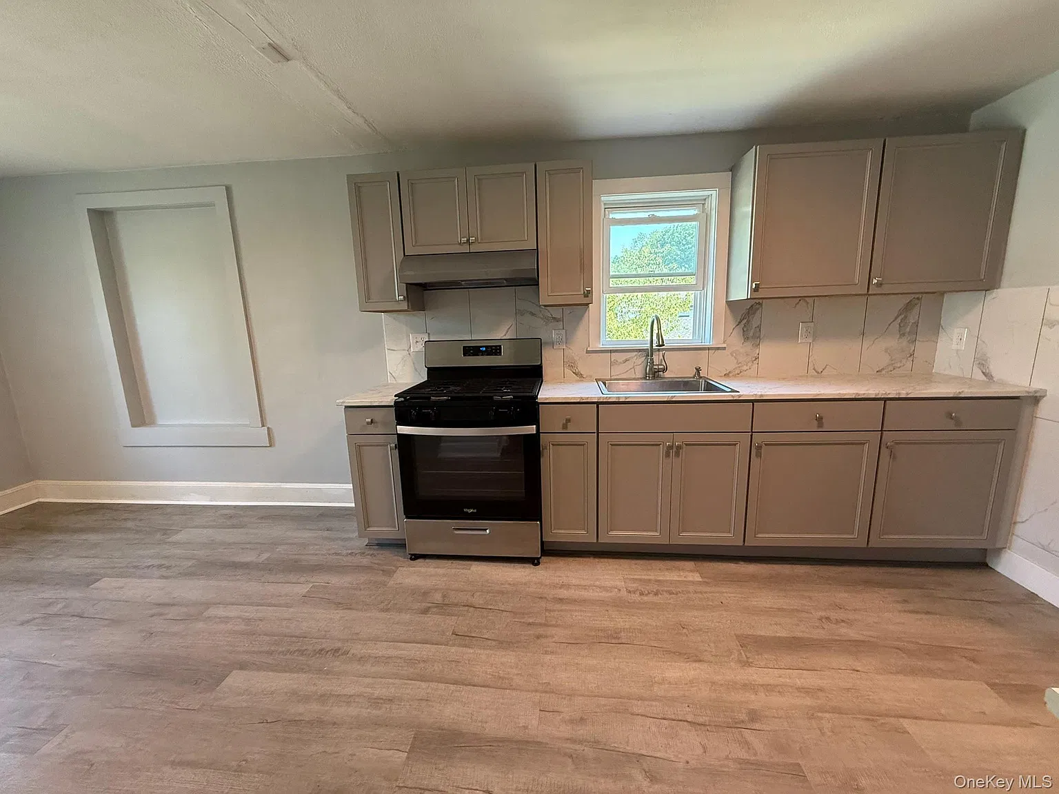 2 bed, 1.0 bath, 1075 sqft, $1,950 — Photo 3