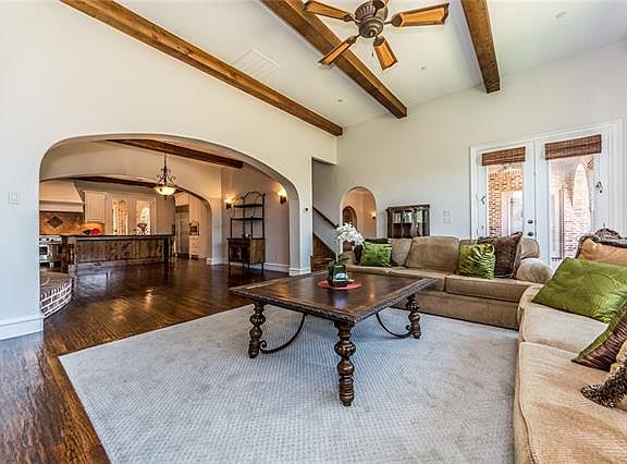 4th image of 904 Thornbury Ct