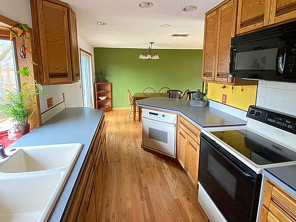 Kitchen has two ovens