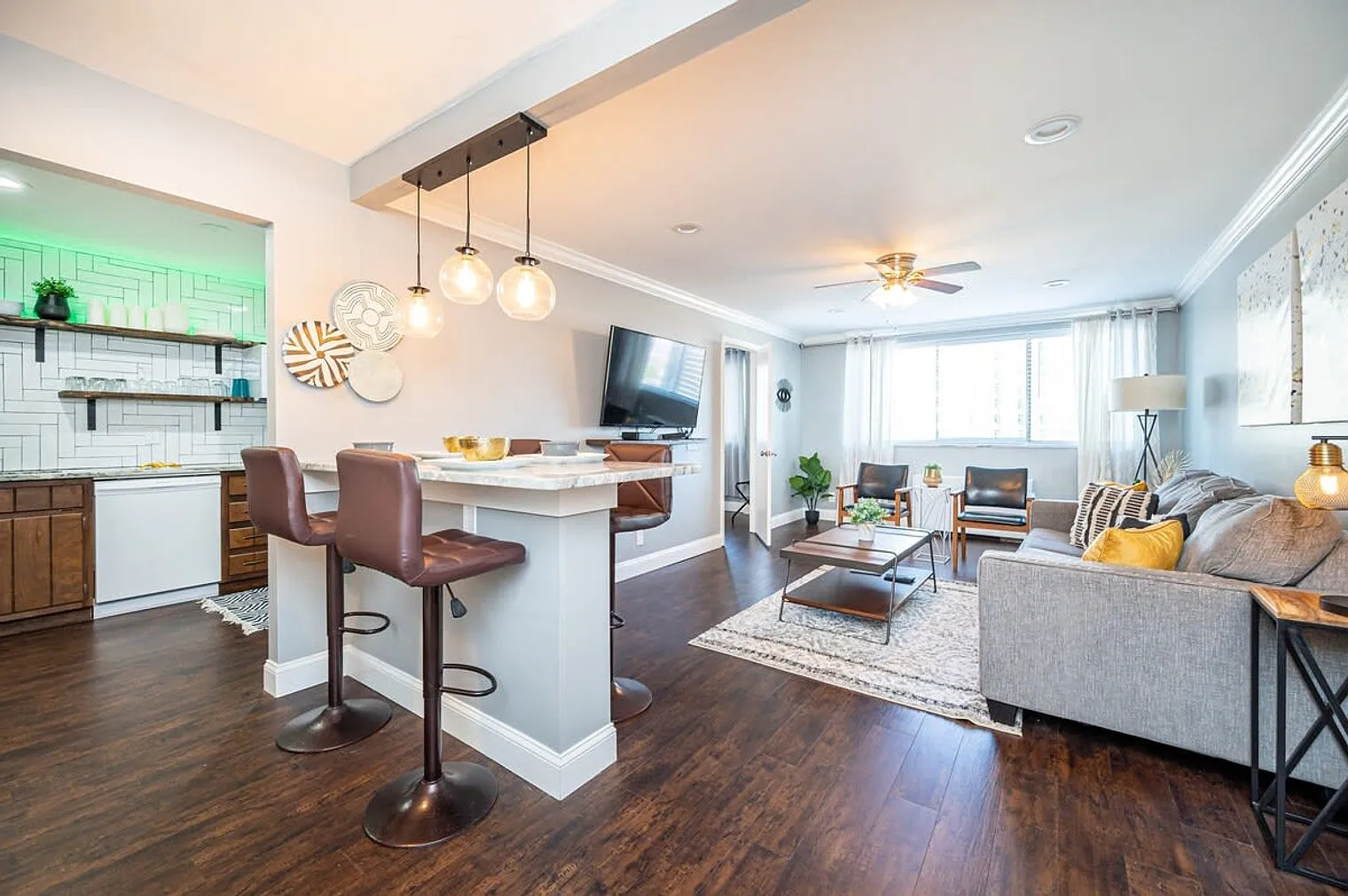 2 bed, 1.0 bath, 839 sqft, $2,502 — Photo 2
