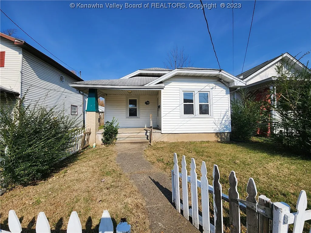 1318 Moore Ave photo 1