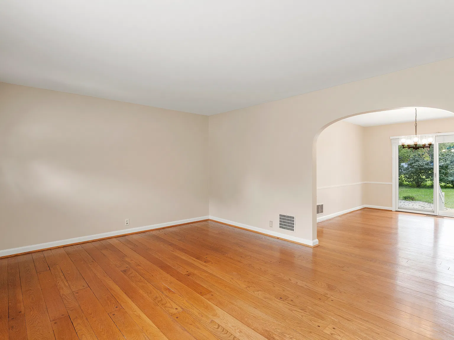 4 bed, 2100 sqft, $2,990 — Photo 4
