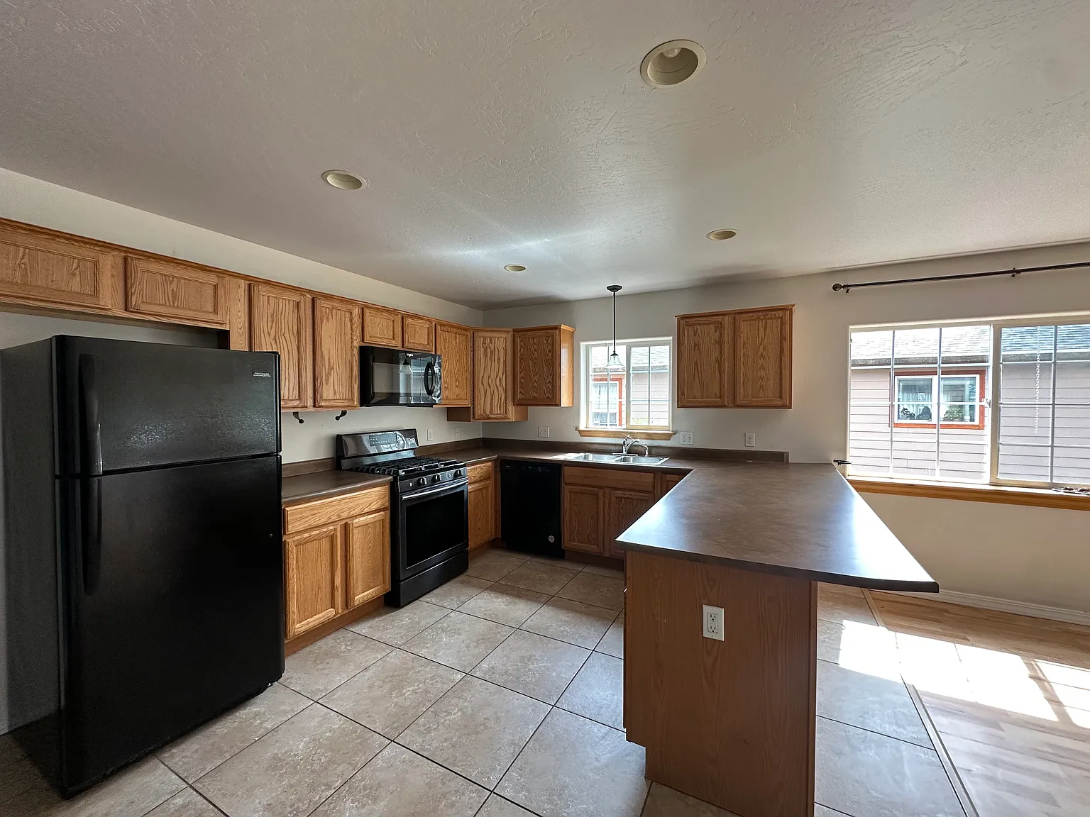 3 bed, 1276 sqft, $1,975 — Photo 3