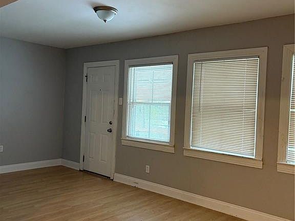 3rd image of 548 Brown St