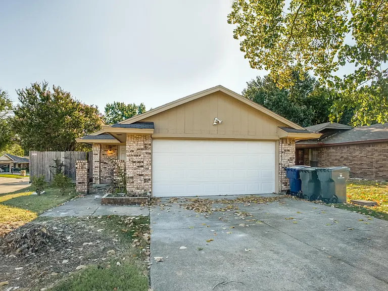 5102 Lakeridge Ct — Photo 1