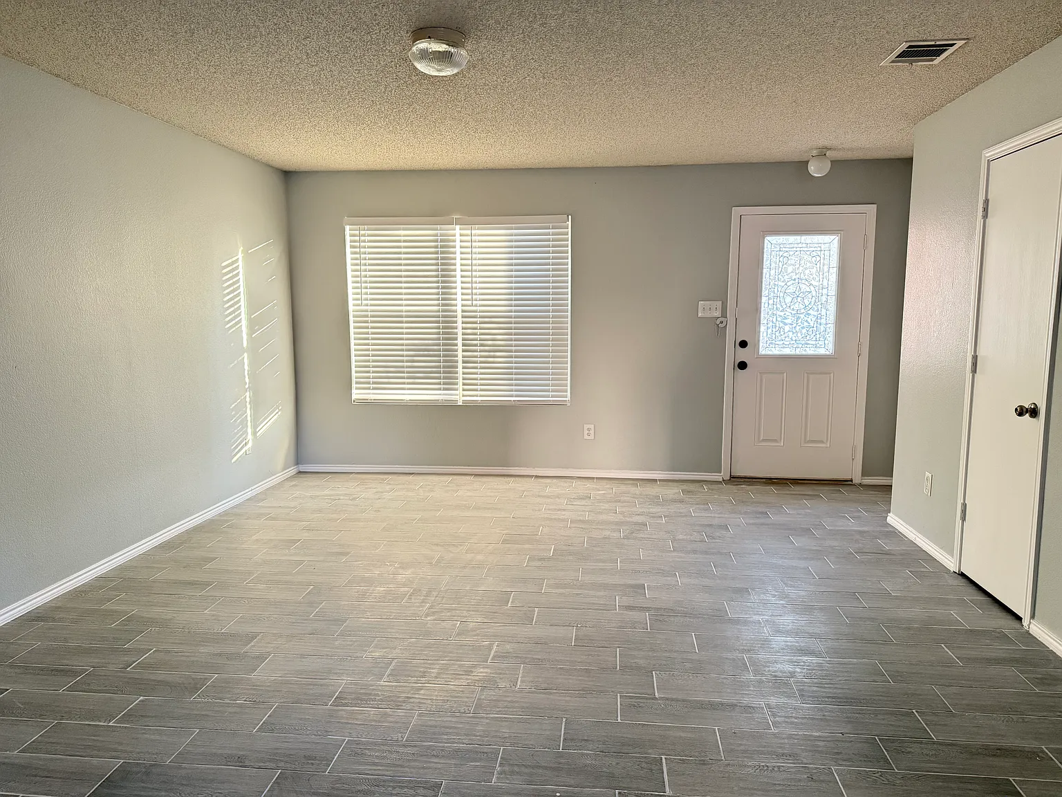 4 bed, 3.5 bath, 2657 sqft, $2,450 — Photo 3