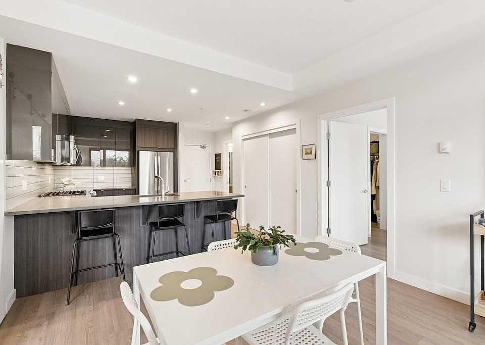 1st image of 1526 S 9th Ave SE #203