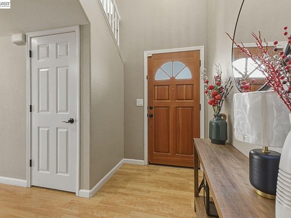 5th image of 1130 Vista Pointe Cir