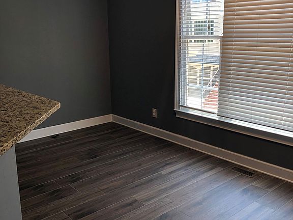 5th image of 104 Lexington Vlg