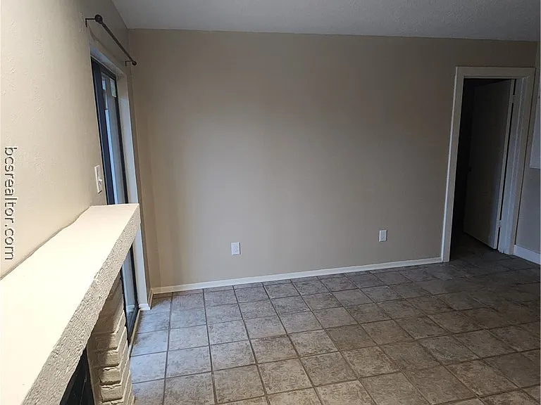 1901 Holleman Dr W #201 — Photo 4