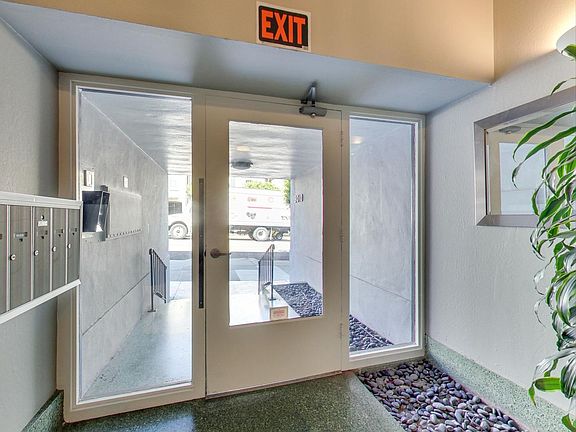 3rd image of 3010 Buchanan St APT 4