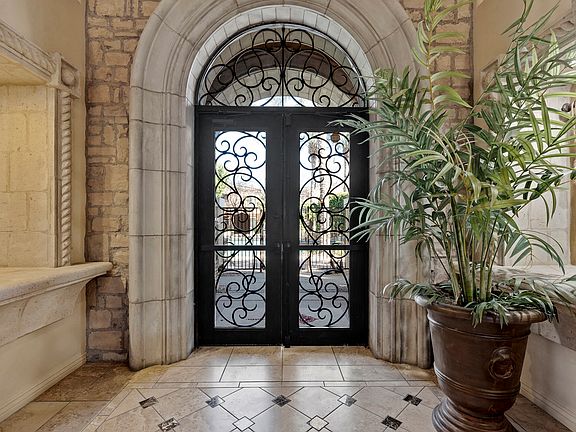 Leasing Office Entrance