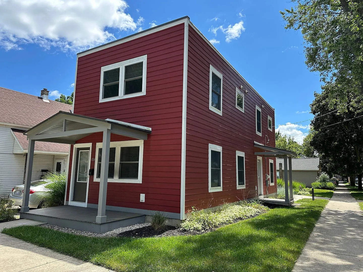 924 Dayton SW- Central air! Laundry! Lawn service included! — Photo 1