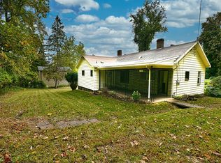 1690 Crooked Ln, Coraopolis, PA 15108