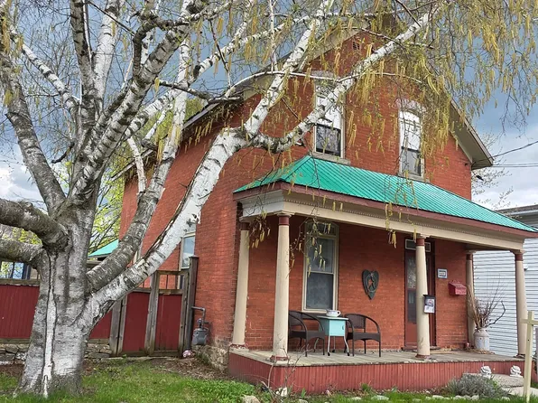 49 Queen St N, Carleton Place, ON K7C 2L9
