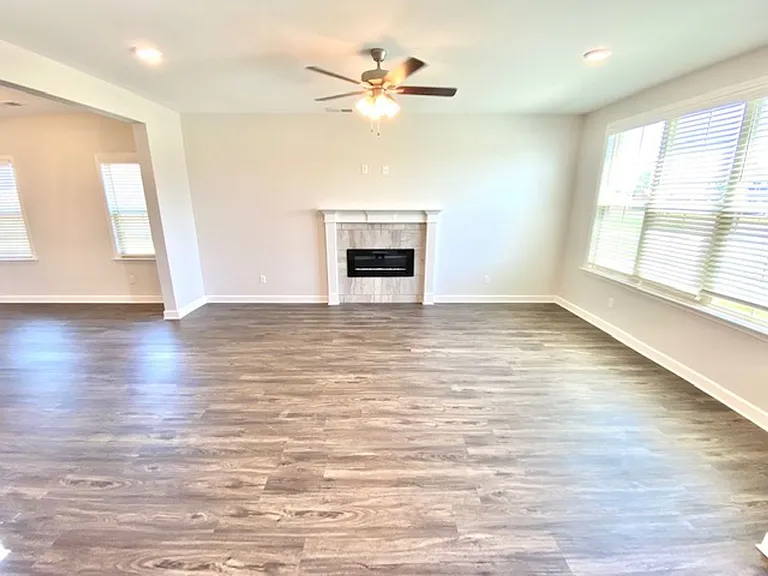 370 Azalea Dr — Photo 3