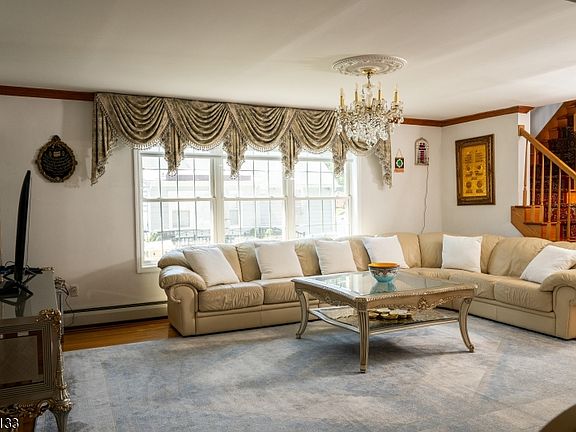 5th image of 40 Oaktree Ln