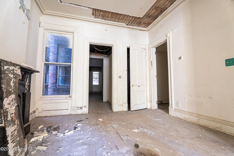 4th image of 2270 Old 6th Avenue