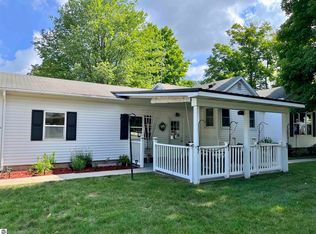 207 N Superior St, Farwell, MI 48622