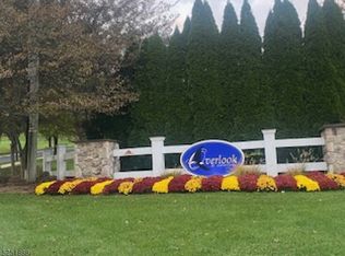 402 Homestead Ct, Stewartsville, NJ 08886