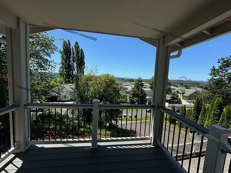 240 NE Washington Ave — Photo 3