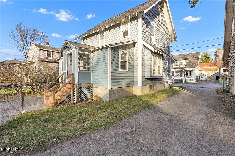 3rd image of 1095 Regent Street