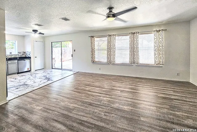 3 bed, 2.5 bath, 2016 sqft, $2,200 — Photo 4