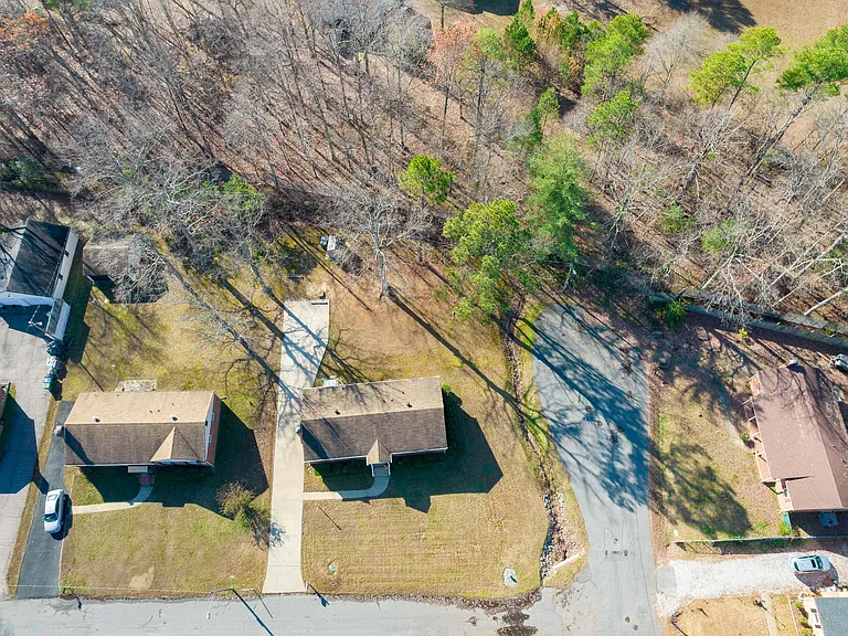 In safe community close to shops and Interstate